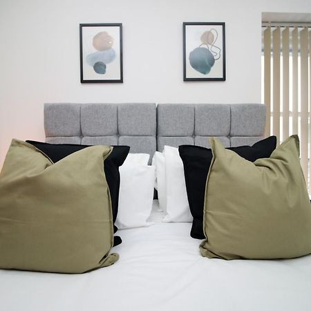 No 2 Under The Clock By Ssw - 2Br, Right In The City Centre, Sleeps 6 Cardiff Esterno foto