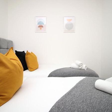 No 2 Under The Clock By Ssw - 2Br, Right In The City Centre, Sleeps 6 Cardiff Esterno foto
