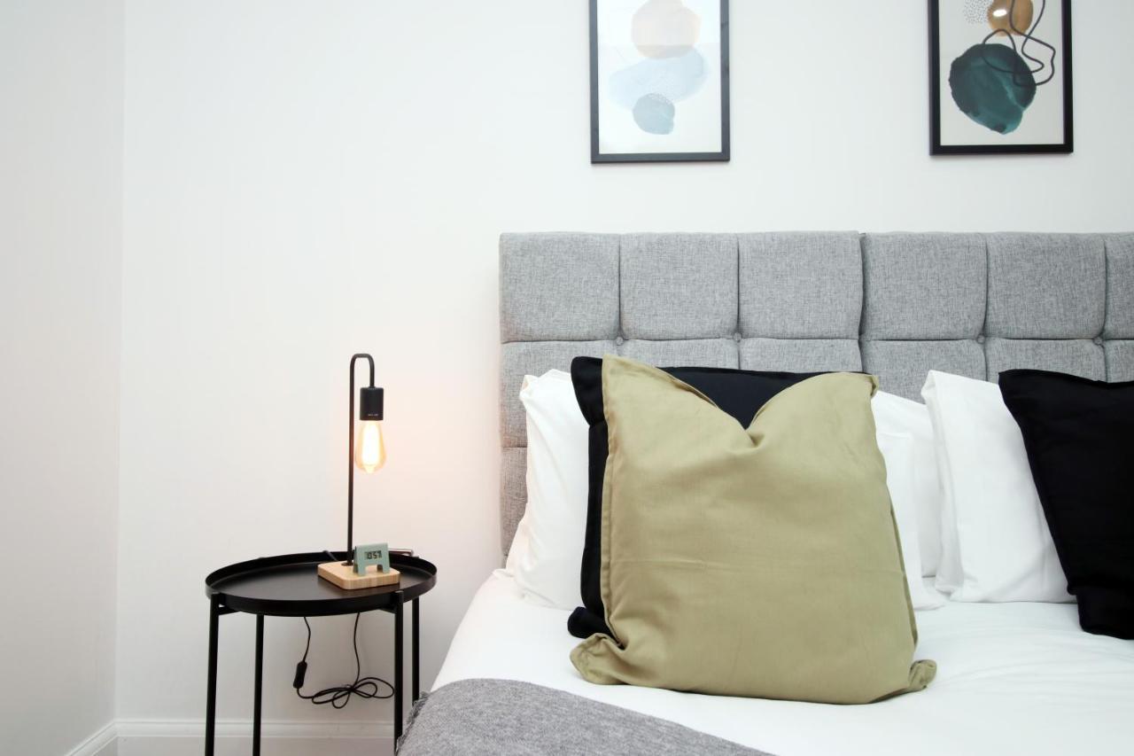 No 2 Under The Clock By Ssw - 2Br, Right In The City Centre, Sleeps 6 Cardiff Esterno foto