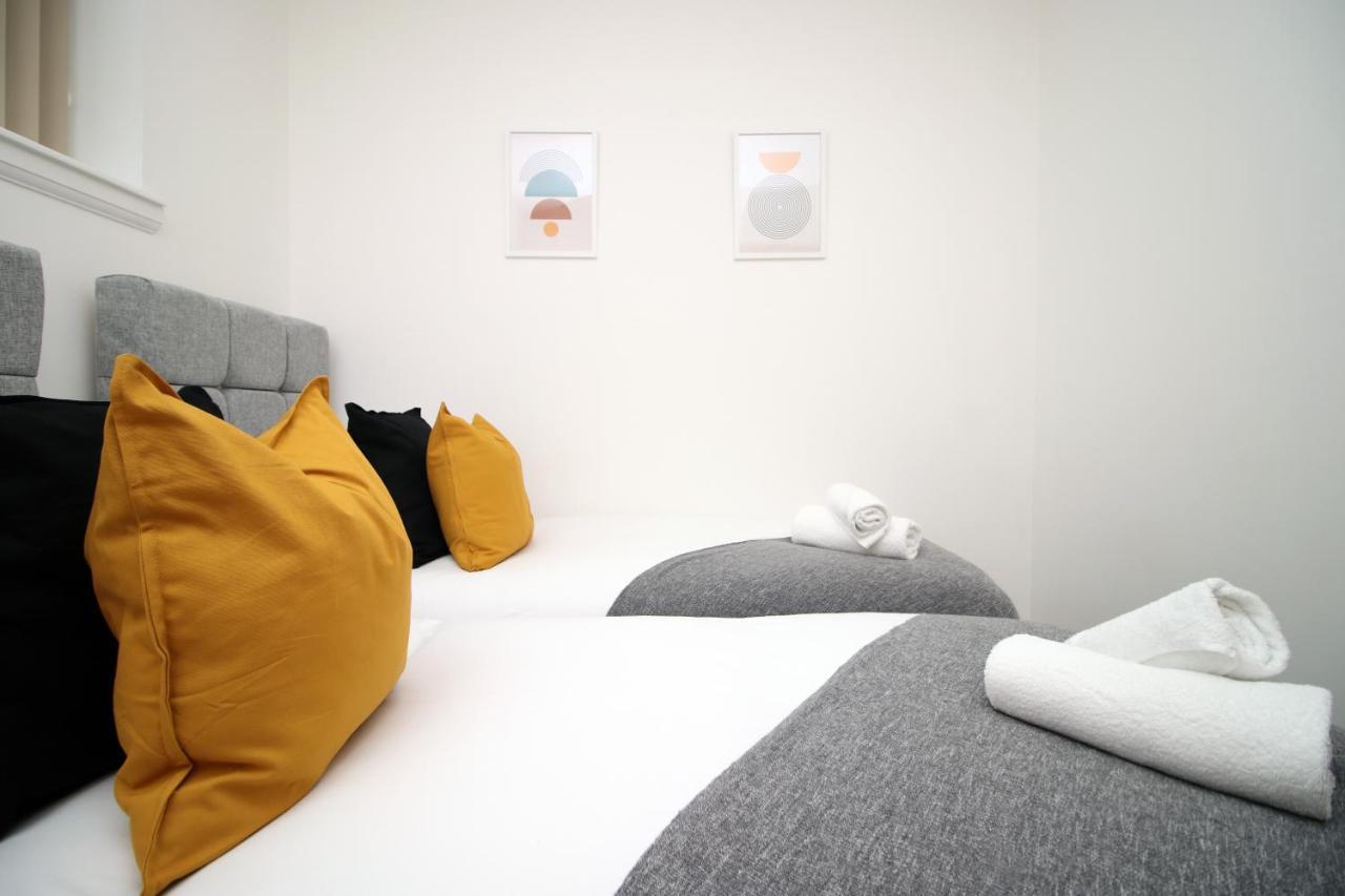 No 2 Under The Clock By Ssw - 2Br, Right In The City Centre, Sleeps 6 Cardiff Esterno foto