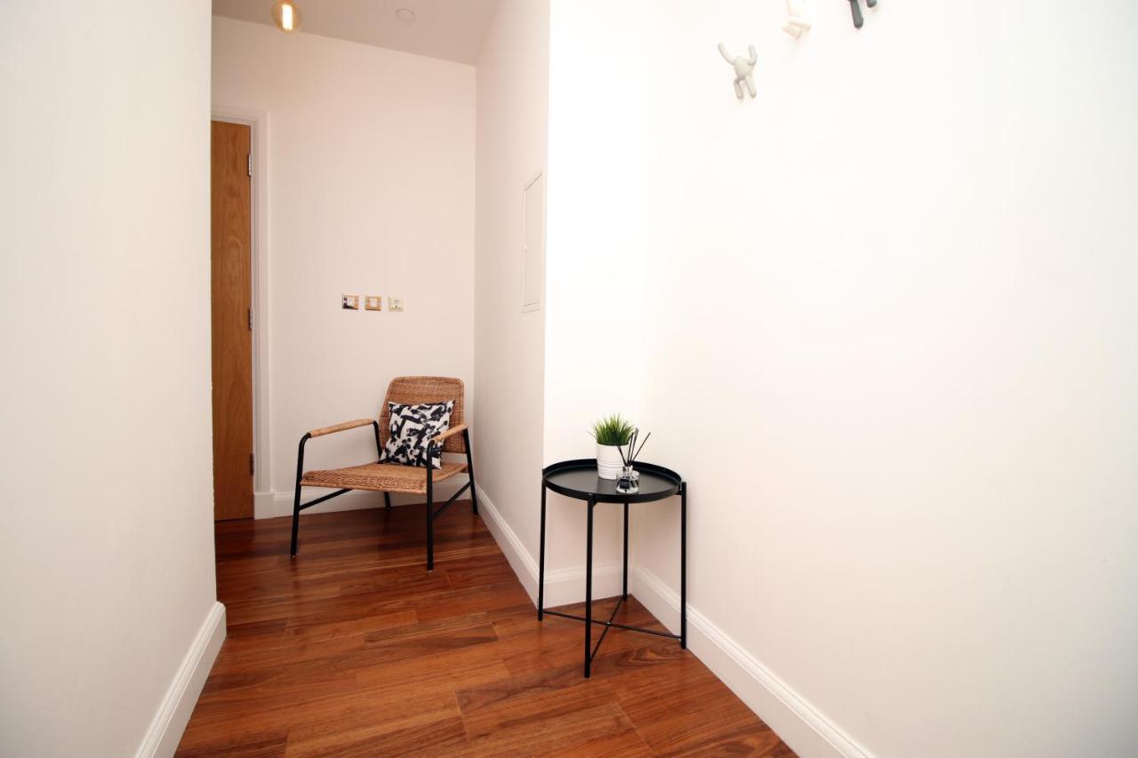 No 2 Under The Clock By Ssw - 2Br, Right In The City Centre, Sleeps 6 Cardiff Esterno foto