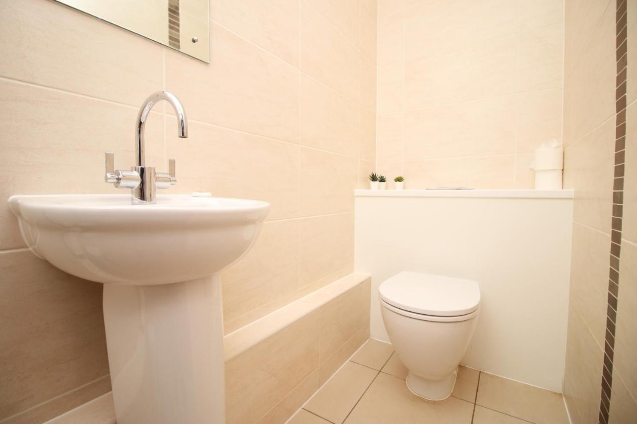No 2 Under The Clock By Ssw - 2Br, Right In The City Centre, Sleeps 6 Cardiff Esterno foto