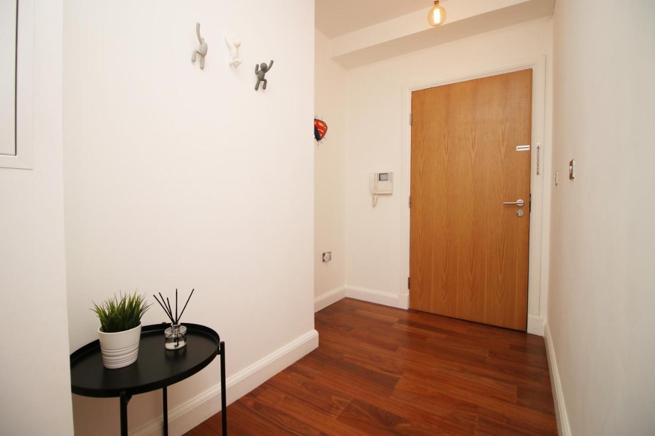 No 2 Under The Clock By Ssw - 2Br, Right In The City Centre, Sleeps 6 Cardiff Esterno foto