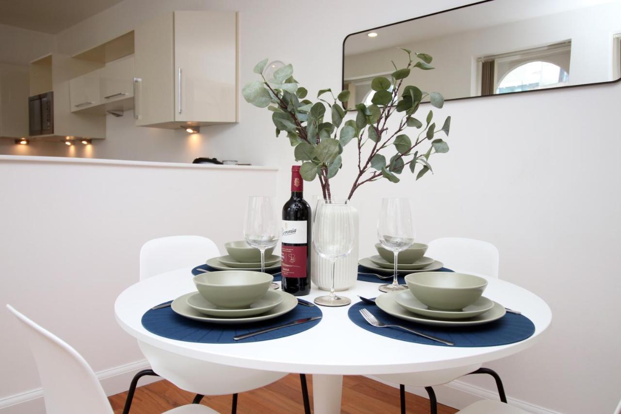 No 2 Under The Clock By Ssw - 2Br, Right In The City Centre, Sleeps 6 Cardiff Esterno foto