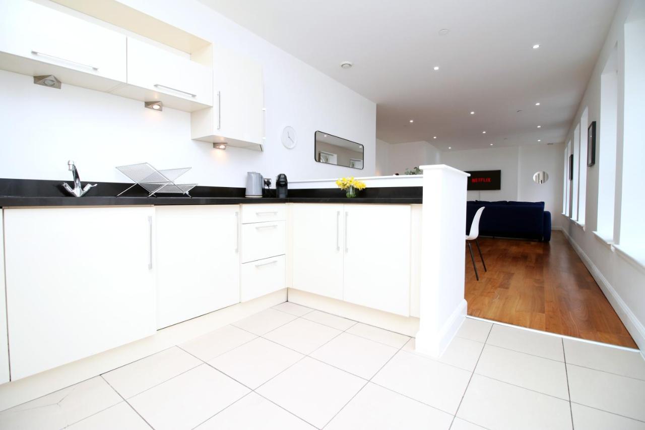 No 2 Under The Clock By Ssw - 2Br, Right In The City Centre, Sleeps 6 Cardiff Esterno foto