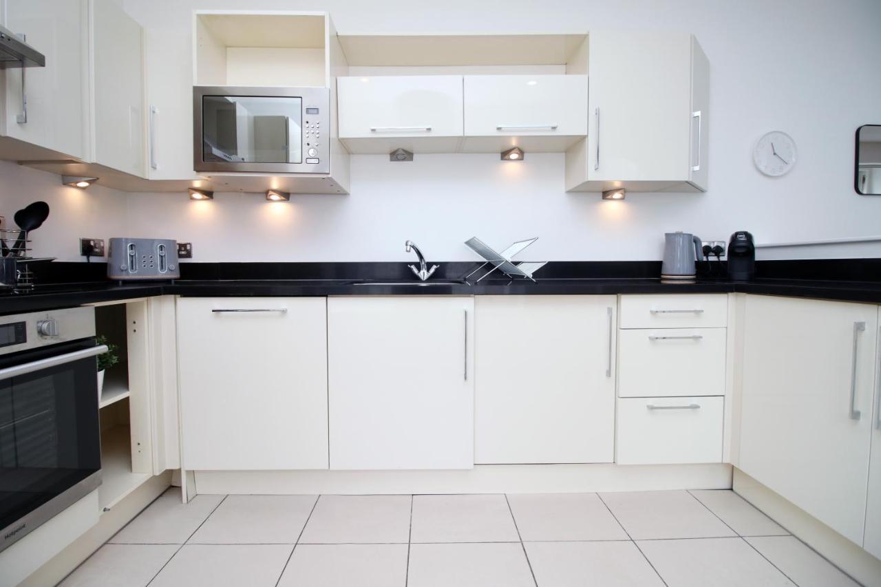 No 2 Under The Clock By Ssw - 2Br, Right In The City Centre, Sleeps 6 Cardiff Esterno foto