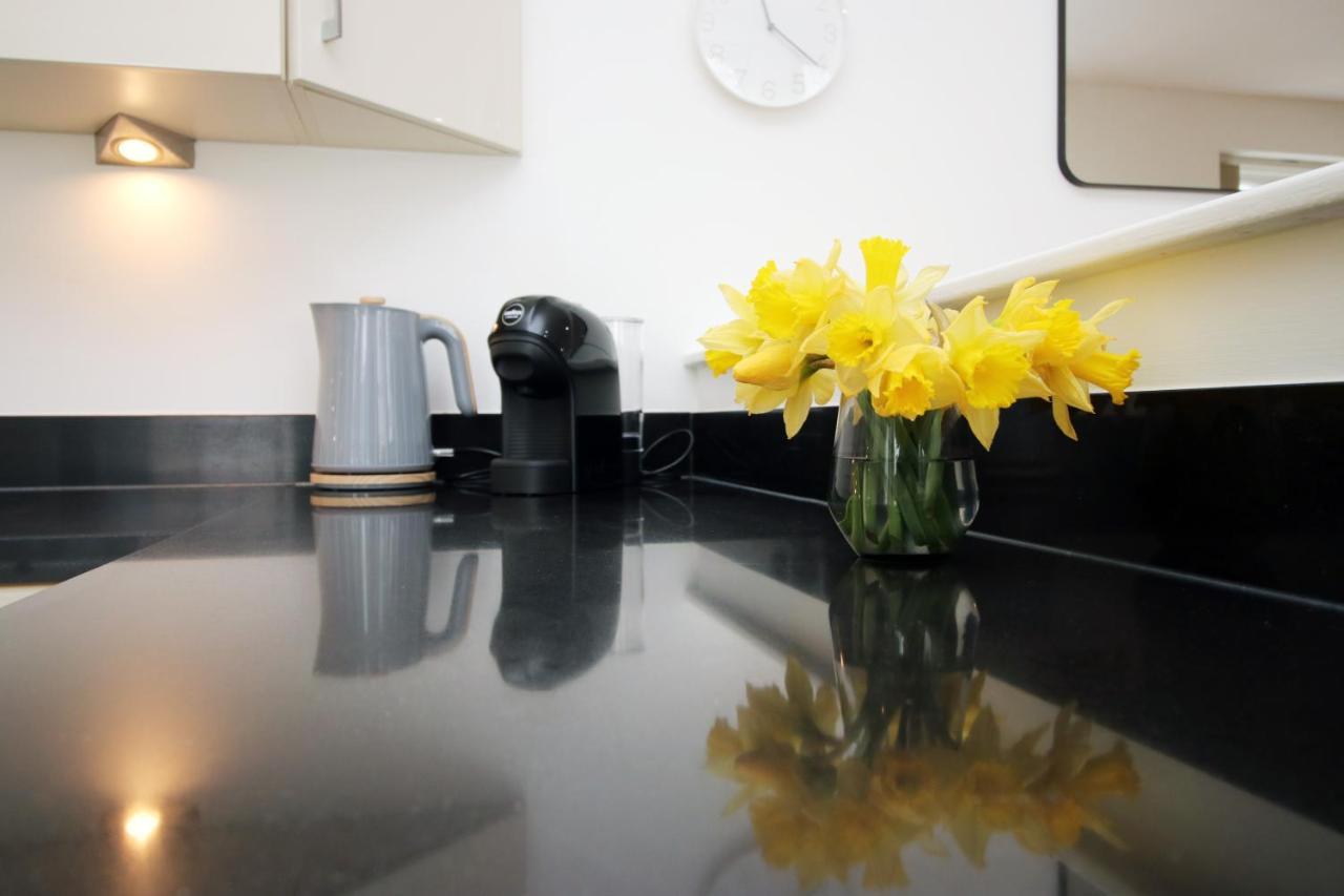No 2 Under The Clock By Ssw - 2Br, Right In The City Centre, Sleeps 6 Cardiff Esterno foto