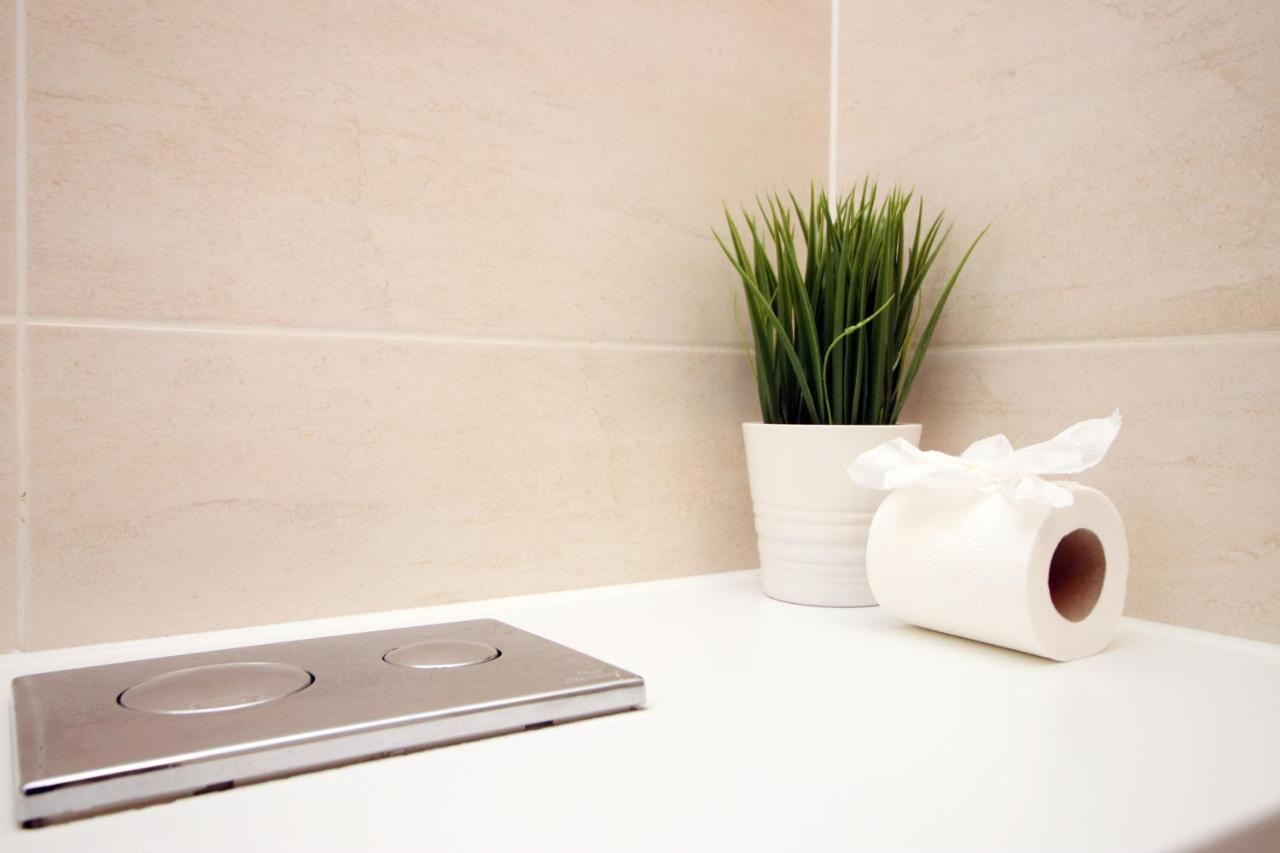 No 2 Under The Clock By Ssw - 2Br, Right In The City Centre, Sleeps 6 Cardiff Esterno foto