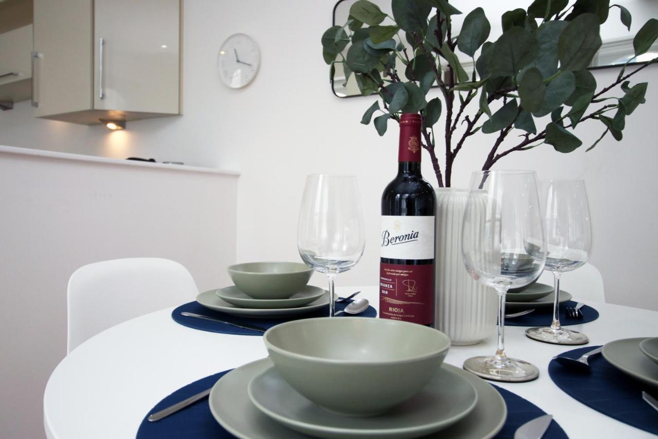 No 2 Under The Clock By Ssw - 2Br, Right In The City Centre, Sleeps 6 Cardiff Esterno foto