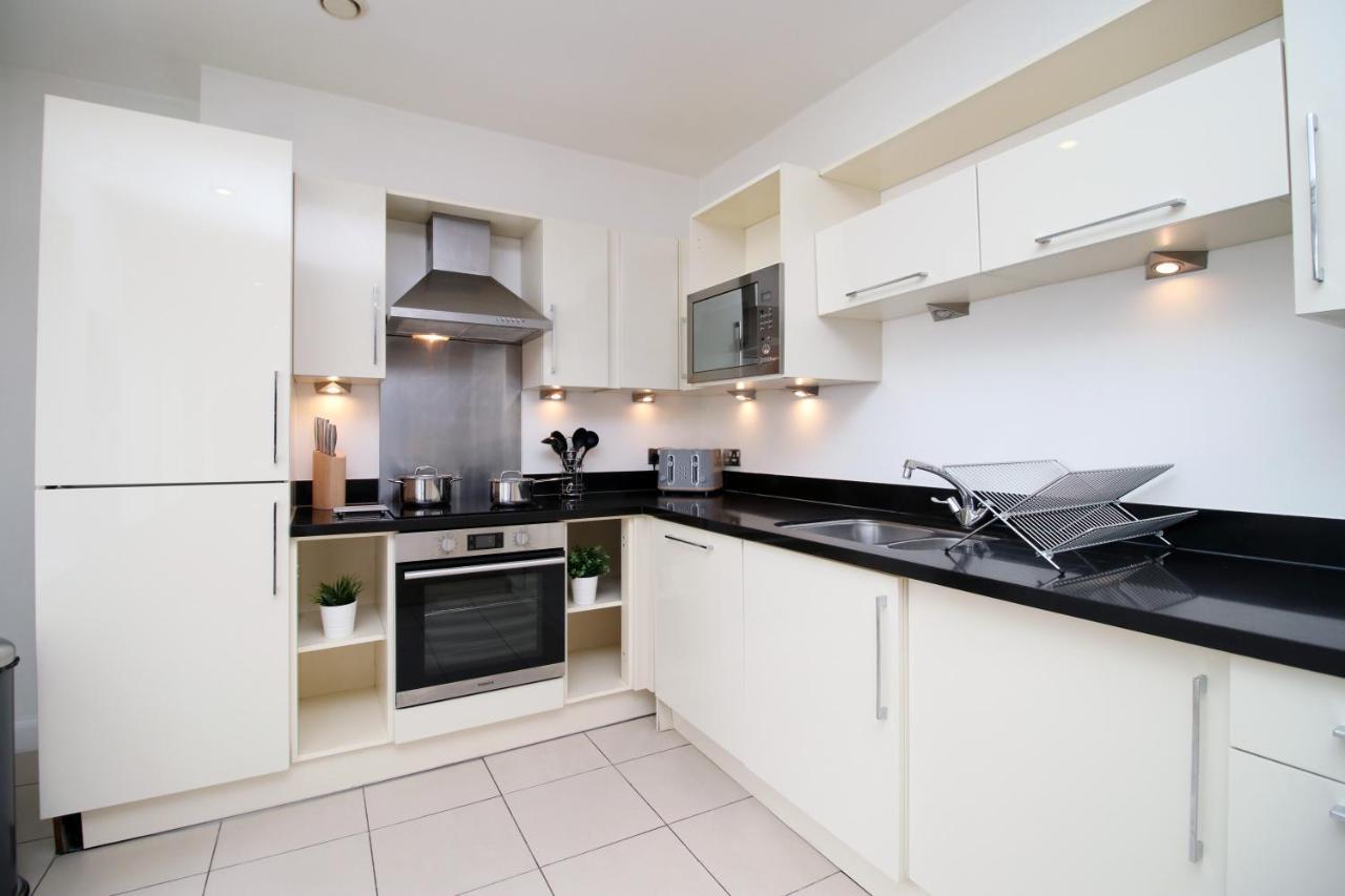No 2 Under The Clock By Ssw - 2Br, Right In The City Centre, Sleeps 6 Cardiff Esterno foto
