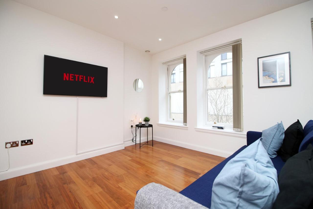 No 2 Under The Clock By Ssw - 2Br, Right In The City Centre, Sleeps 6 Cardiff Esterno foto