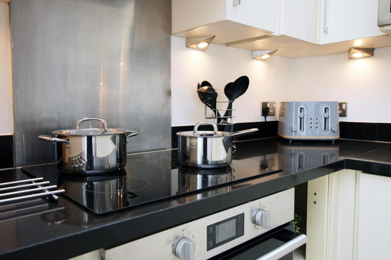No 2 Under The Clock By Ssw - 2Br, Right In The City Centre, Sleeps 6 Cardiff Esterno foto