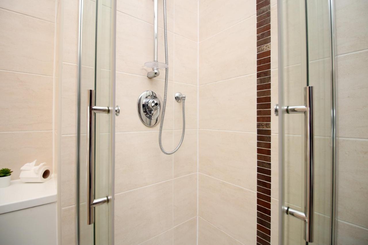 No 2 Under The Clock By Ssw - 2Br, Right In The City Centre, Sleeps 6 Cardiff Esterno foto