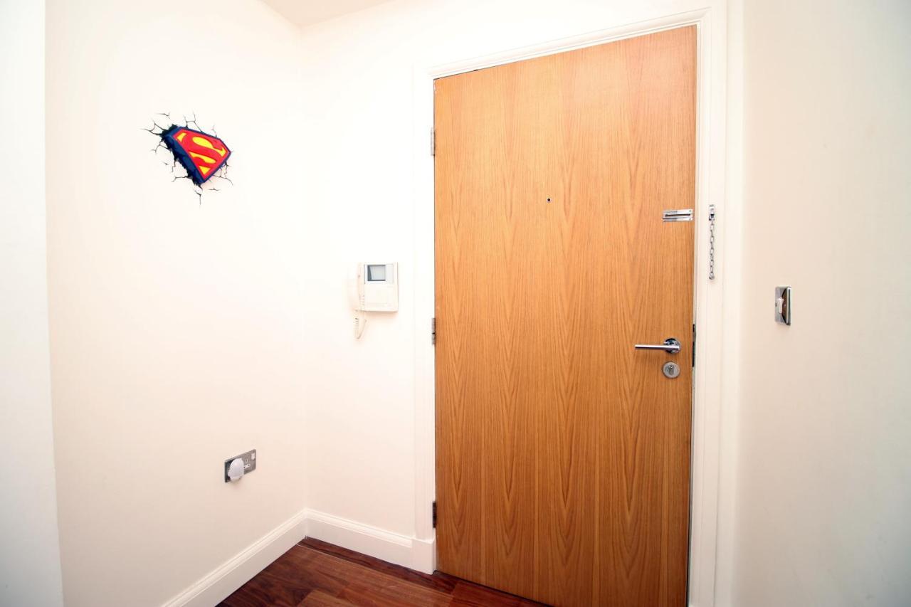 No 2 Under The Clock By Ssw - 2Br, Right In The City Centre, Sleeps 6 Cardiff Esterno foto